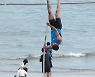바다를 배경으로 인간새 도전