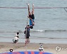 바다를 배경으로 인간새 도전