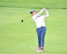 [포토] 조우영 '하루 10개 버디를 쓸어 담다'