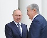 웃으며 악수하는 푸틴과 카자흐스탄 대통령