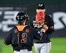 [포토] 강재민 최재훈, 승리 지켜냈어!