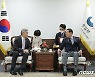 대화 나누는 권영세 통일장관·성김 美대북특별대표