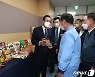 쌀 가공품 살펴보는 이성희 농협중앙회장