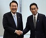 한국은 '약식회담' 일본은 '간담'..정상 만남 표현 왜 다를까?