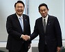 한일 정상, 파국 피했지만..'굴욕 외교' 논란 번졌다
