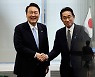 '30분 약식'으로 열린 한일 회담.."관계개선 공감대"