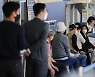 코로나19 신규 확진 3만3009명..1주일 전의 절반 이하