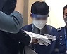 '수천억 수상한 해외송금'에 가담한 우리은행 전 지점장 구속