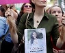 [위클리 포토브리핑] '히잡' 미착용 죽음에 분노한 이란 여성들