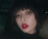 현아, '♥던' 가리니까 더 섹시한데? 어둠 속에서도 빛나는 미모!