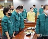 전현희 권익위원장 앞을 지나는 한덕수 총리