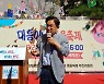 [포토]박강수 마포구청장 마을축제 현장 찾아 주민들 격려