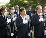 '국기 바라보며 경례하는 하토야마 유키오 전 일본 총리'