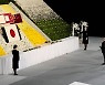 BBC '여왕 장례식보다 더 비용 쓰는 아베 국장에 일본인 의문'