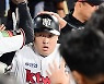 김준태 '본인도 믿기지 않는 동점 솔로포' [MK포토]