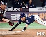 조수행 '또 다시 앞서가는 귀중한 득점' [MK포토]