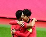 손흥민 '골 성공에 황희찬과 포옹' [MK포토]