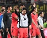 관중들에게 인사하는 이강인 [MK포토]
