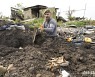 전우 시신 발굴하는 우크라이나 병사