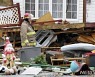 피오나로 파괴된 가옥 살피는 소방관