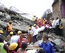 케냐 아파트 붕괴, 시신 수습하는 구조대