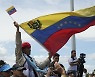 시몬 볼리바르 다리 위 베네수엘라 국기 흔드는 남성