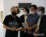 선화랑 개관 45주년 전시 설명하는 윤진섭 평론가