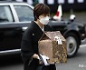 고인 유골 들고 장례식장 도착한 아베 전 총리 부인
