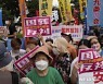 아베 전 총리 국장 반대하는 시위대
