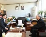 천주교 광주대교구 김희중 히지노 대주교와 환담하는 최응천 문화재청장