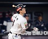 오윤석 '맞는 순간 홈런 직감했어' [MK포토]