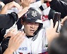 오윤석 '분위기 가져오는 선제 투런포 날렸어요' [MK포토]