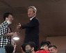 경기장 찾은 정몽준 이사장과 콜린 벨 감독