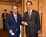 팔꿈치 인사하는 한덕수 총리와 스가 요시히데 전 일본 총리