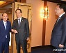 팔꿈치 인사하는 한덕수 총리와 스가 요시히데 전 일본 총리