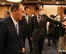 인사후 이동하는 한덕수 총리와 스가 전 일본 총리