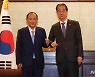 팔꿈치 인사하는 한덕수 총리와 스가 요시히데 전 일본 총리