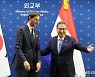 자리 안내하는 박진 외교부 장관