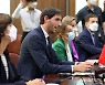 훅스트라 네덜란드 외교장관, 박진 외교부 장관과 회담