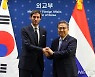 악수하는 박진-훅스트라
