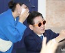 이재명 대표, 캐릭터 안경 쓰고 찰칵