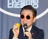 감귤 선글라스 쓴 이재명 대표