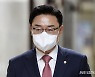 윤리위 출석하는 김성원 국민의힘 의원