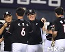 선수들 격려하는 이강철 감독 [MK포토]