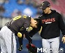 '사구에 악!' 10,859명 화들짝.."오지환, 오른 손등 타박상 입어 아이싱 치료" [MK잠실]