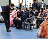 총무원장 진우 스님에게 인사하는 오세훈 시장