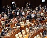 본회의장 피켓 대결하는 여야