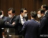 대화 나누는 더불어민주당 지도부