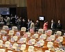박진 장관 해임건의안 투표하는 민주당 의원들