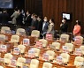 박진 장관 해임건의안 투표하는 민주당 의원들